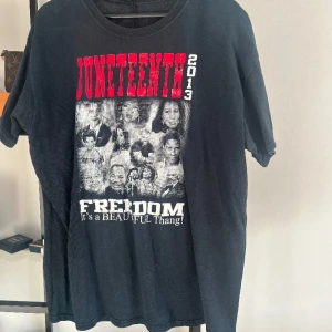Vintage t-shirt - Bra skick, köp på en vintage butik därav vet jag ej stolek men passar bra på mig som s-m🌸