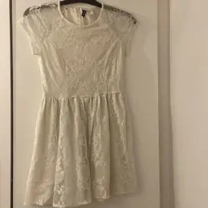 Säljer denna klänningen från hm då den inte passar längre, fint skick och priser kan diskuteras hör av er vid frågor mm❤️