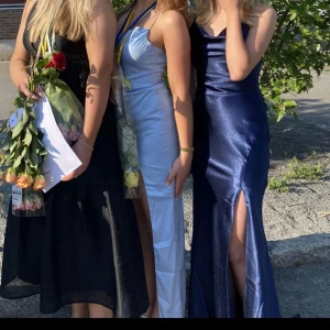 Balklänning - Säljer min superfina balklänning💘Köpt på Zalando för 1600kr och är endast använd en gång! Skriv innan du trycker på köp nu! Skulle säga att den passar både str 32 och 34💘