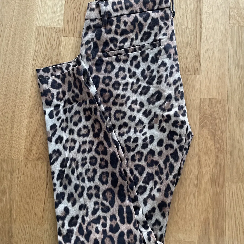 Snygg kostymbyxa i leopard från fiveunits. Stl: 25  Sparsamt använda.  Nypris: 1200 . Jeans & Byxor.