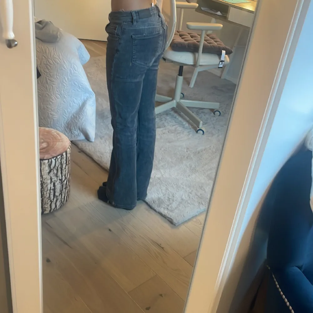 Säljer dessa mörkgråa jeans från Gina tricot eftersom att de är lite för stora för mig. Har använt dom flera gånger fast de ser ut som nya. Fråga gärna frågor! Pris går att diskutera vid en snabb affär. Jeans & Byxor.