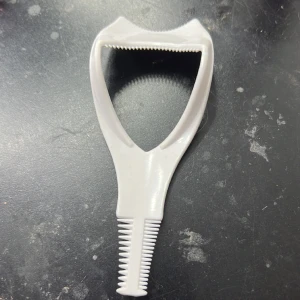 🤷🏼‍♀️ - detta är en jättebra sak ifall man inte vill få mascara på ögonlocket. vet inte vrf ja inte vill ha den men ja.