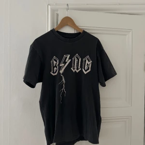 Anine Bing / T-shirt - Tisha från Anine Bing i storlek M! Superskönt och sparsamt använd. Inköpt på NK i Stockholm, originalpris 1 200 ☺️