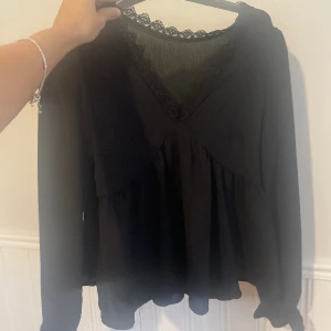 Svart blus  - Helt oanvänd svart blus