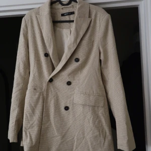 Kavaj  - Snygg kavaj använd 1-2 gånger. 