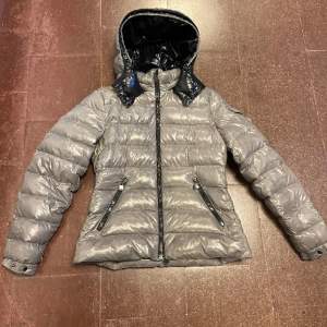 Hej säljer en fin Moncler jacka ”Dam” i storlek: 2. Passar S/M och fint skick men finns tecken användning. Skick: 7.5/10. Äkthetsbevis finns! Skriv för frågor eller fler bilder. ☺️