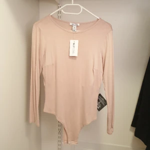 Body - Body från Nelly, helt ny med prislappen kvar. Nypris- 299,- 