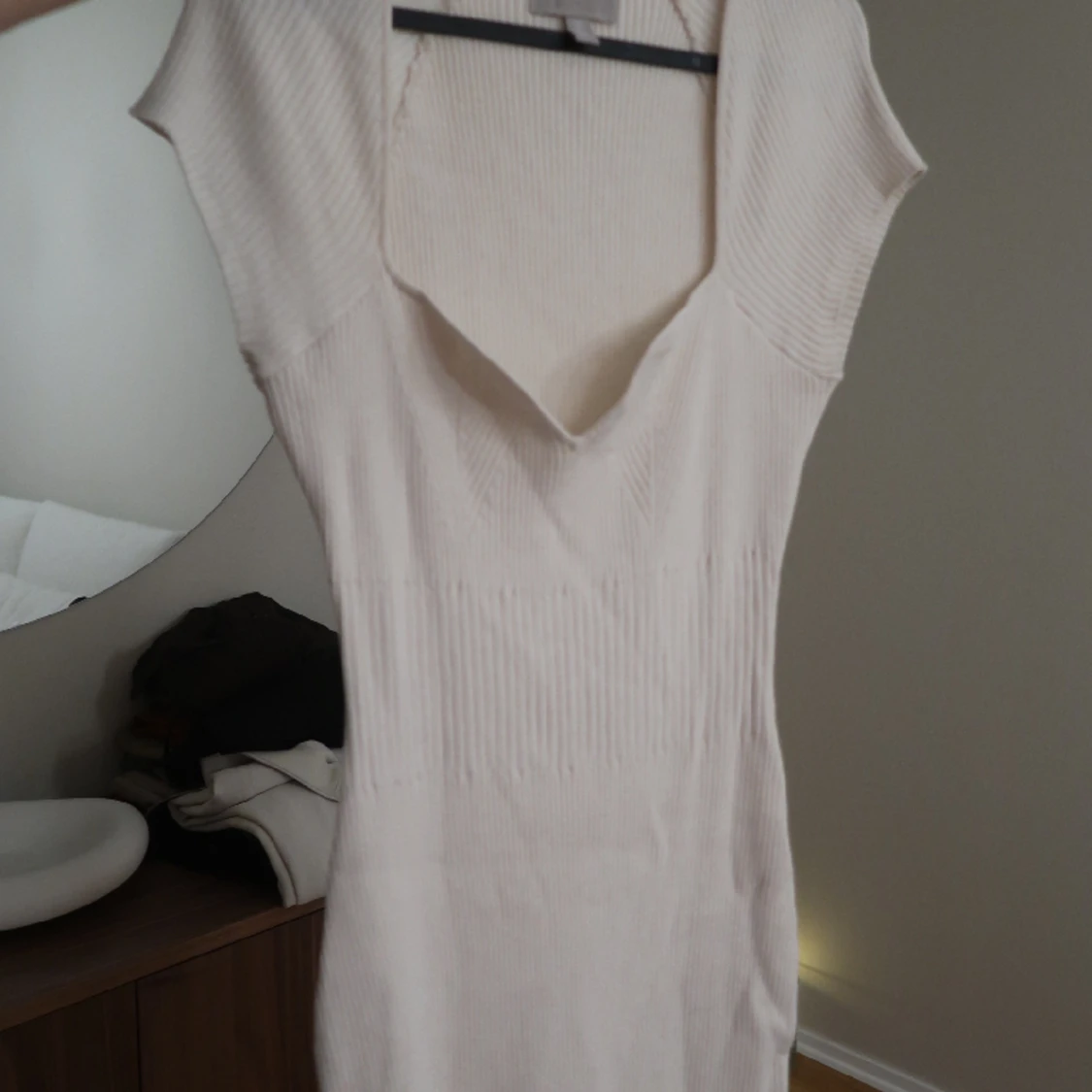 Krämvit figursydd klänning  - 90