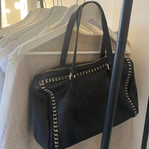 SNYGG VÄSKA - Säljer denna jätte snygga svarta väska med silvriga detaljer runt omkring! Rymlig och funkar perfa till skola💓💓 går o diskutera pris!
