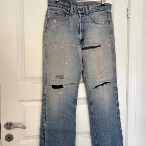 Professionally repaired pair of orangetab Levi’s 505’s from the 70’s. Fits 30x32.