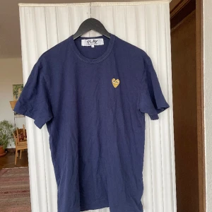 CDG T-SHIRT - Fin t-shirt i mycket bra skick. Sitter snyggt och skönt!