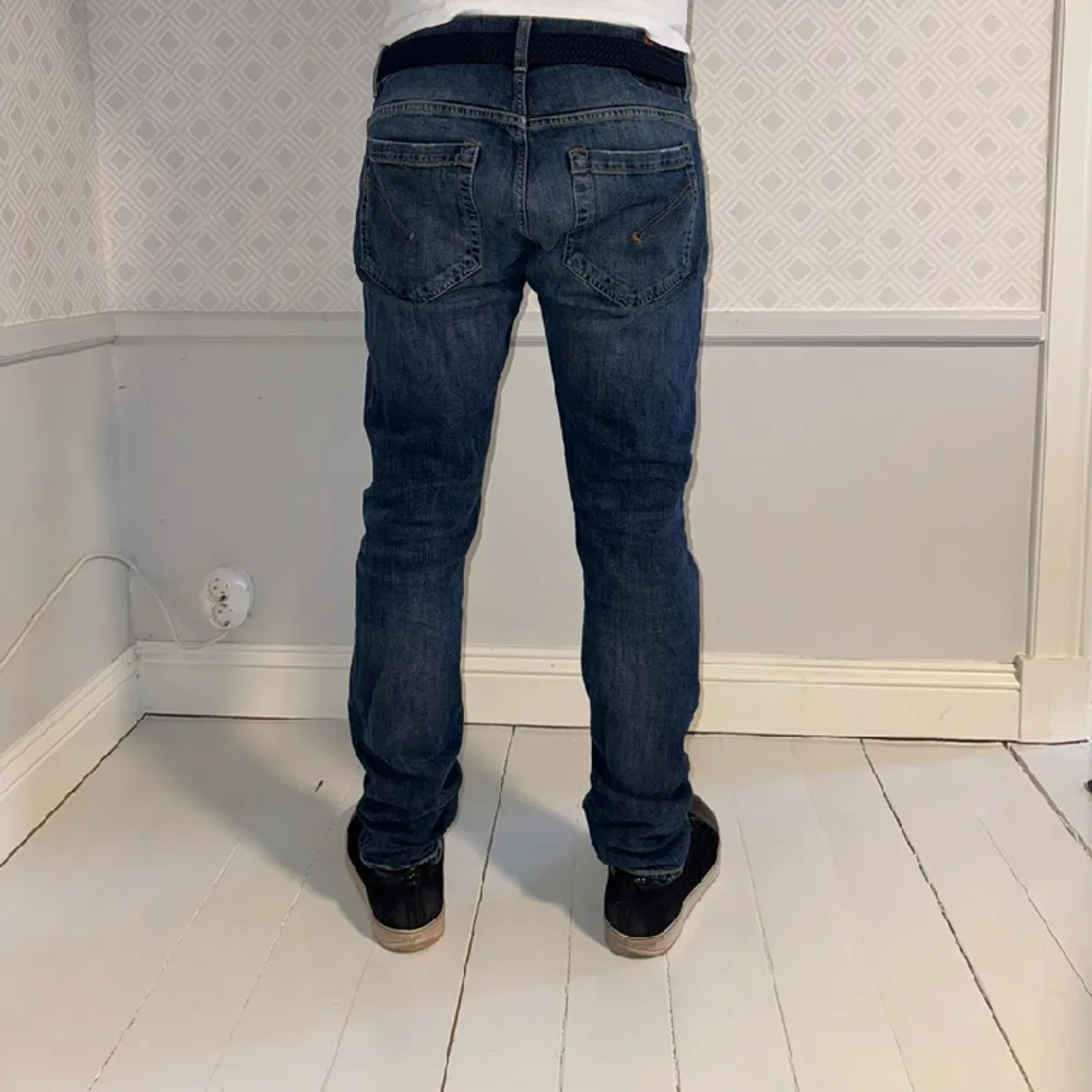 Blåa Dondup jeans storlek 34 . Jeansen är i bra skick 9/10.  Tveka inte på höra av dig vid funderingar.. Jeans & Byxor.