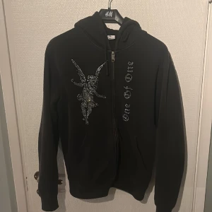 One of one zip hoodie  - Den har blivit för liten för mig. Bra skick inga hål. Pris kan diskuteras vid snabb affär.