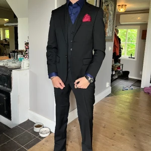 Kostym Ungdom 15-17år - Fin kostym i ull/polyester mix från Dressman. 3 delar. Byxa, kavaj, väst. Använd 2 tillfällen. (9 ornas bal och ett bröllop). Slim fit. Som ny. Storlek byxa 30-30, väst XS, Kavaj 44 short. Passar till en ung man ca 175cm lång. Nypris ca 3500kr 