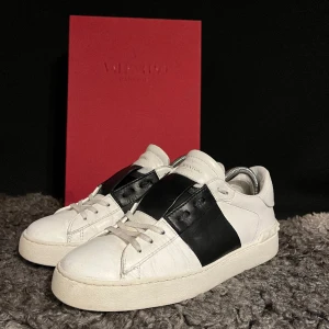 Valentino skor - Tjena, vi säljer ett par super fina valentino open i färgen svart. Storlek 39 men dom sitter 0,5-1 storlek stort så 39-40. Tar även emot byten. Vi snabb pris kan prataas. Hör av er om mer frågor och funderingar Mvh West supply🤩