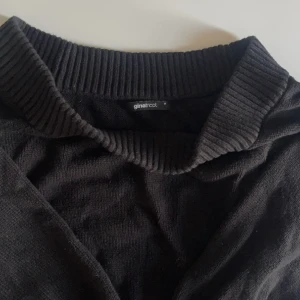 Gina svart stickad tröja - Använder inte eftersom den är för stor vid axlarna🥹 annars skitsnygg💓🙏 (jag som är en S/M tycker den sitter mer som L)
