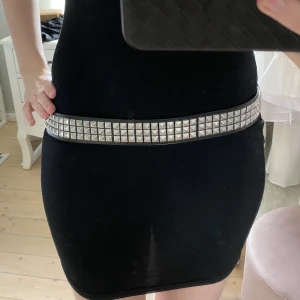 Skärp med nitar - Coolt skärp med nitar, lite sliten men i gott skick, perfekt till både kjol och jeans! Vet inte vart den är ifrån men den är gammal. Längd - 100cm🤗