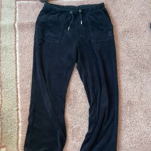 INTRESSEKOLL  - Jättefina svarta Juicy couture byxor! Är inte helt säkert på att jag vill sälja dom, så gör en intressekoll! Tänker ca 400-500 för dom😊 kontakta mig om ni hade varit intresserade! Storlek  är 14/15 år och passar perfekt på mig som är 160 (har xs/s)