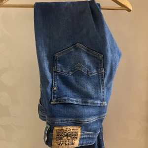 REPLAY JEANS LJUSBLÅ - säljer dessa stilrena replayjeans, har haft de ett tag men sparsamt använda är de. Har ett annat par i mörkblå om ni är sugna på det. Ba komma med frågor och funderingar😁🙌🙌