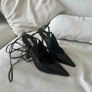 Helt oanvända klackar - Klackar i storlek 38. Med fejk ormskinn. Spetsig tå.