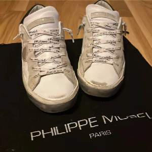 Säljer ett par trendiga Philipe model skor i storlek 41 men passar också 41,5. Skorna är i väldigt gott skick 8/10. Allt og följer med, tveka inte att höra av dig vid intresse eller frågor.🔥