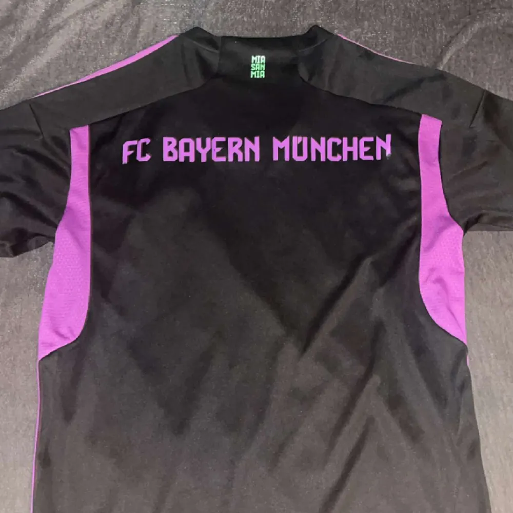 Riktig snygg Bayern München tröja i storleken S oanvänd kan gå ner lite i pris vid snabb affär!. T-shirts.