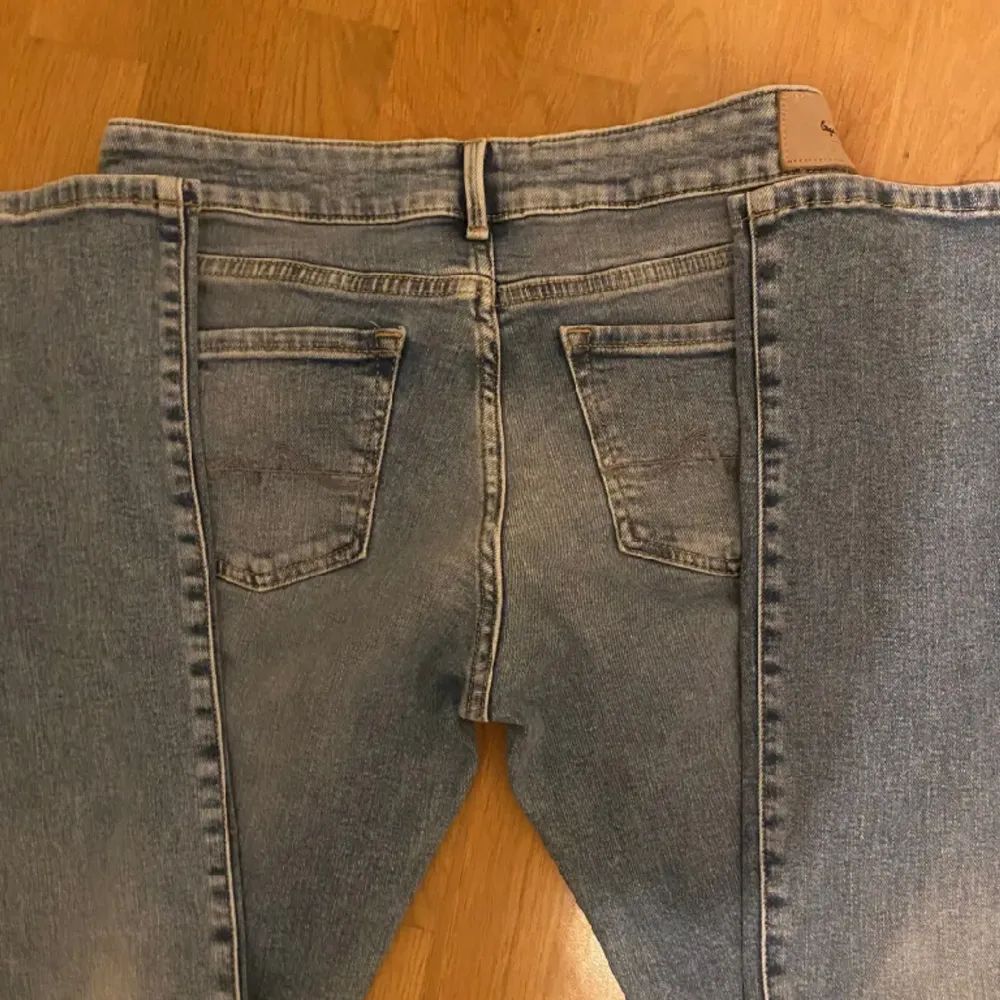 så fina mid/low waist jeans ifrån pepe jeans. aldrig använda då dem är för små på mig, dem är i super bra skick/ny skick. nypris är 900💞. Jeans & Byxor.