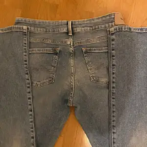 så fina mid/low waist jeans ifrån pepe jeans. aldrig använda då dem är för små på mig, dem är i super bra skick/ny skick. nypris är 900💞