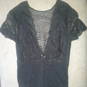 Body - Spetsbody. Använd men I fint skick.  V-ringad bak