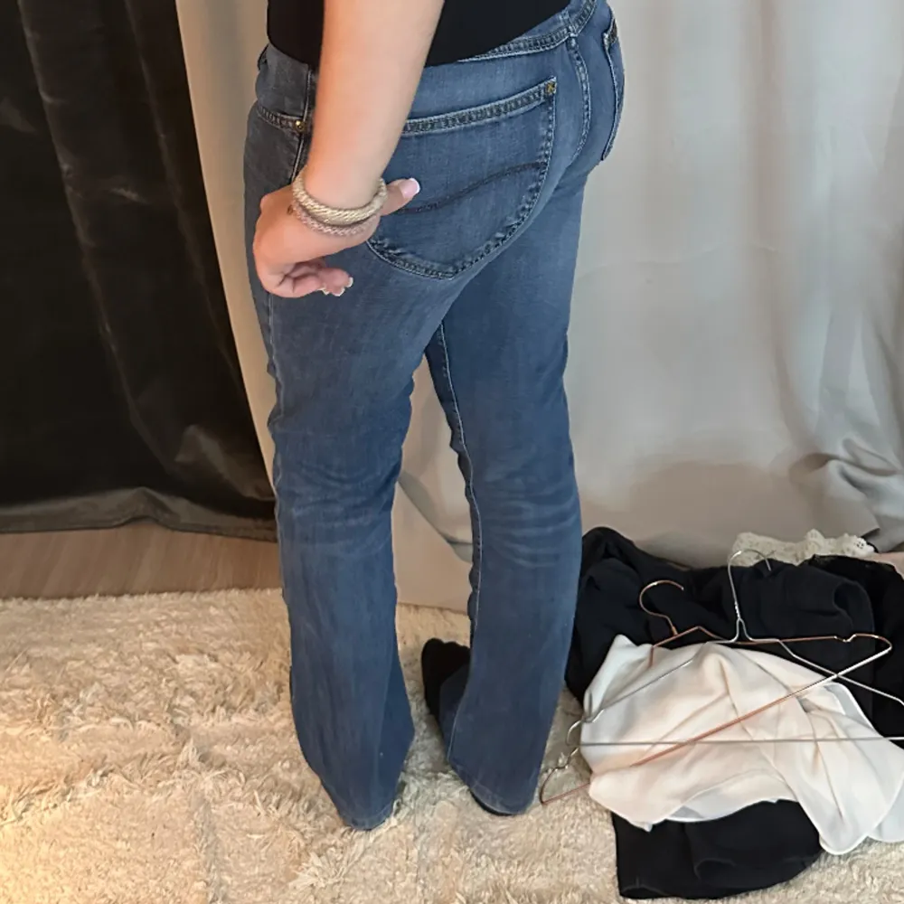 Säljer mina blåa lågmidjade lee jeans i super fint skick. I modellen BONNIE . Jeans & Byxor.