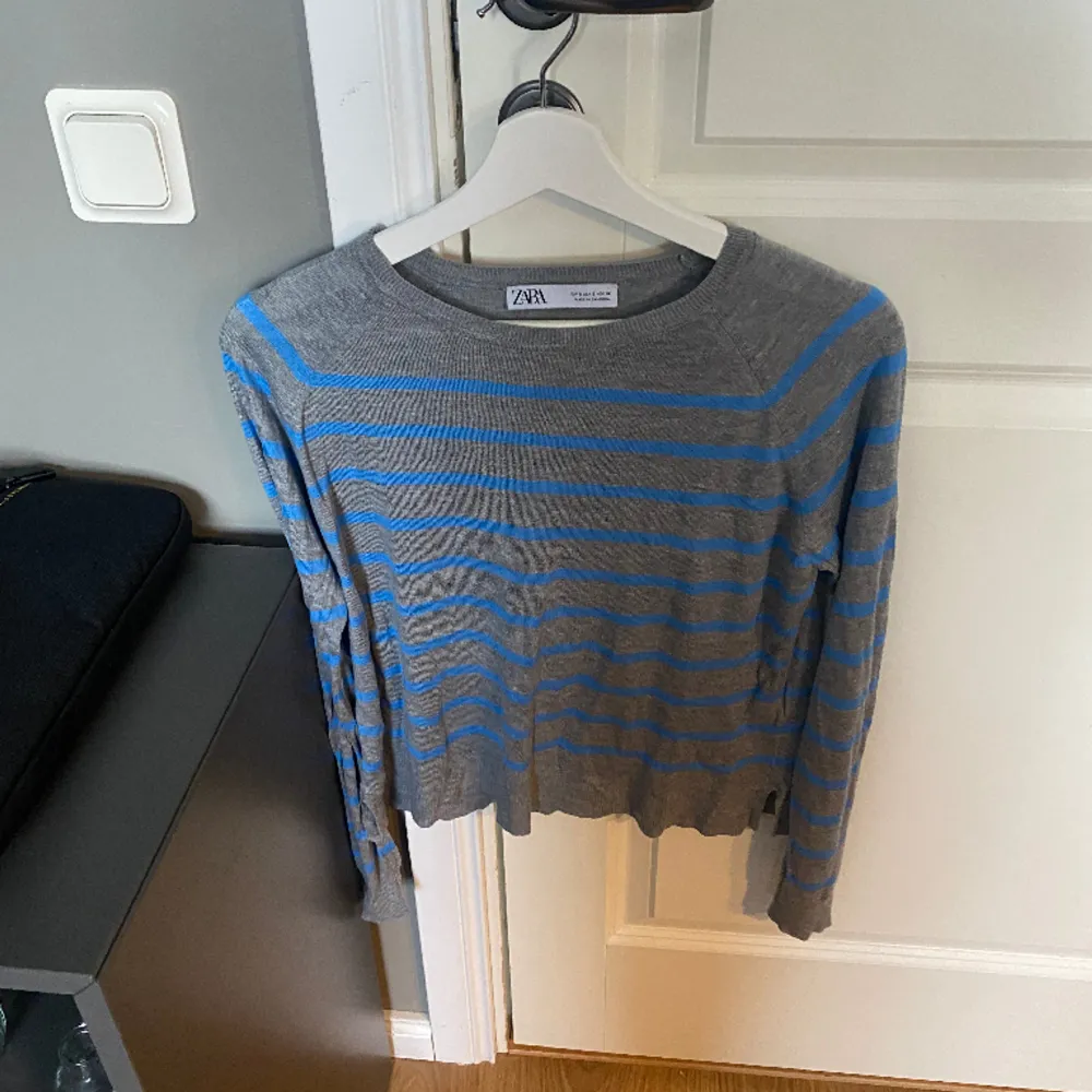 Säljer den här tröjan då jag inte har användning av den längre☘️💞 Den köptes på Plick💞 Den är i storlek S men passar säkert Xxs, Xs och M💞☘️❤️Jag säljer den nu för 50 kr😍💞 . Tröjor & Koftor.