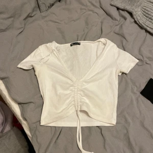 Vit topp - Vit topp, bra skick, knyte vid brösten