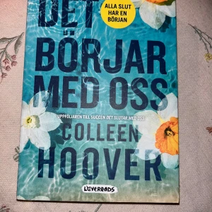 DET BÖRJAR MED OSS 🌊 - Del 2 av serien ”det slutar med oss” - Colleen Hoover 💙 otrolig bok, köpte ny på Akademibokhandeln, ser ut precis som ny 💙