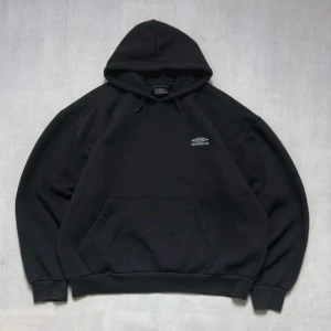 Umbro vintage hoodie - Säljer denna fina vintage Umbro hoodie i storlek small! Inga hål eller defekter alls.