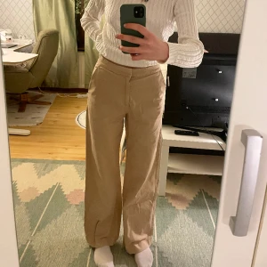 Lykke, beige baggy cargo  - Jättesnygga baggy och wide leg beiga byxor från Lindex med namnet ”Lykke”. Passar superfint och ger en perfekta former. 