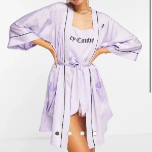 Juicy couture morgonrock  - Lila juicy couture morgonrock, inte använd och lappen sitter fortfarande kvar. Skriv för fler bilder💗 