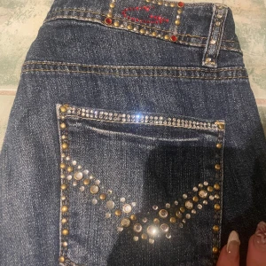Y2k baddie jeans  - Säljer ett par snygga y2k jeans med massa rhinestones💋 dem är straight och lite utsvängda, midjemått: 34 cm innerbenslängd: 77cm 💋 skriv för fler bilder 