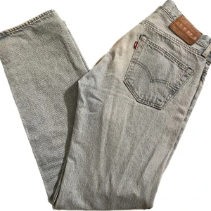 Levis 501 ljusblå - Tjena! Säljer nu mina Levis jeans som är super feta och passar med varje outfit. | W29 L30 | Skick 9/10 | Kan gå ner i pris och det är bara att skicka ifall du har frågor! Mvh Ville!  Obs, Jeansen är ljusblå och inte grå.