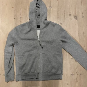 Tiger of Sweden zip hoodie - Storlek M, väldigt bra skick, snörena har jag tagit bort eftersom jag tycker det är snyggare. Ord pris ca 900kr