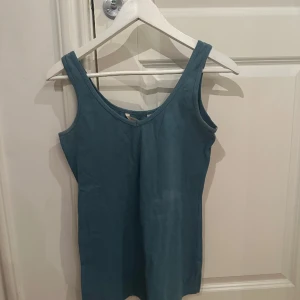 Linne - Blå/grönt linne från house of lola i stl S. Min mammas gamla linne.  Skriv för bättre bild och pris💕