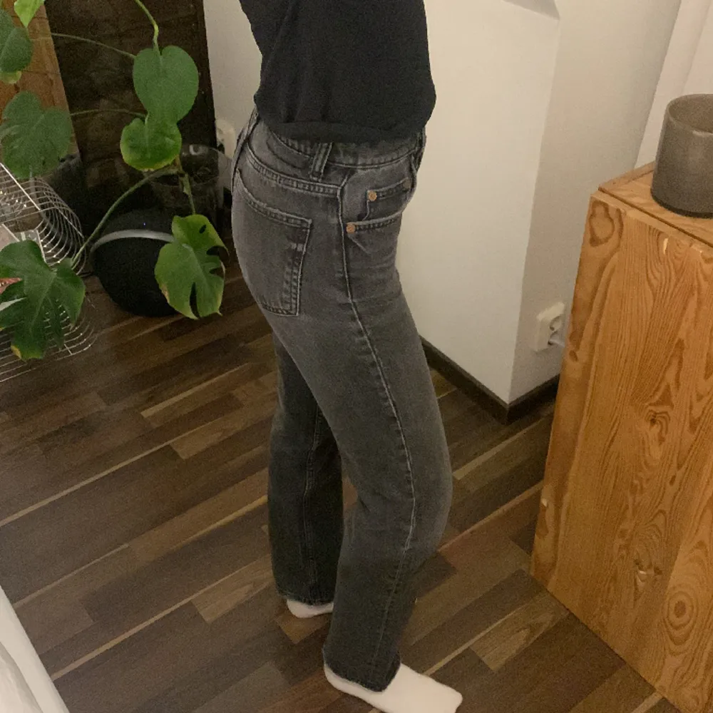 Zara, vidmodell, gråa. Jeans & Byxor.