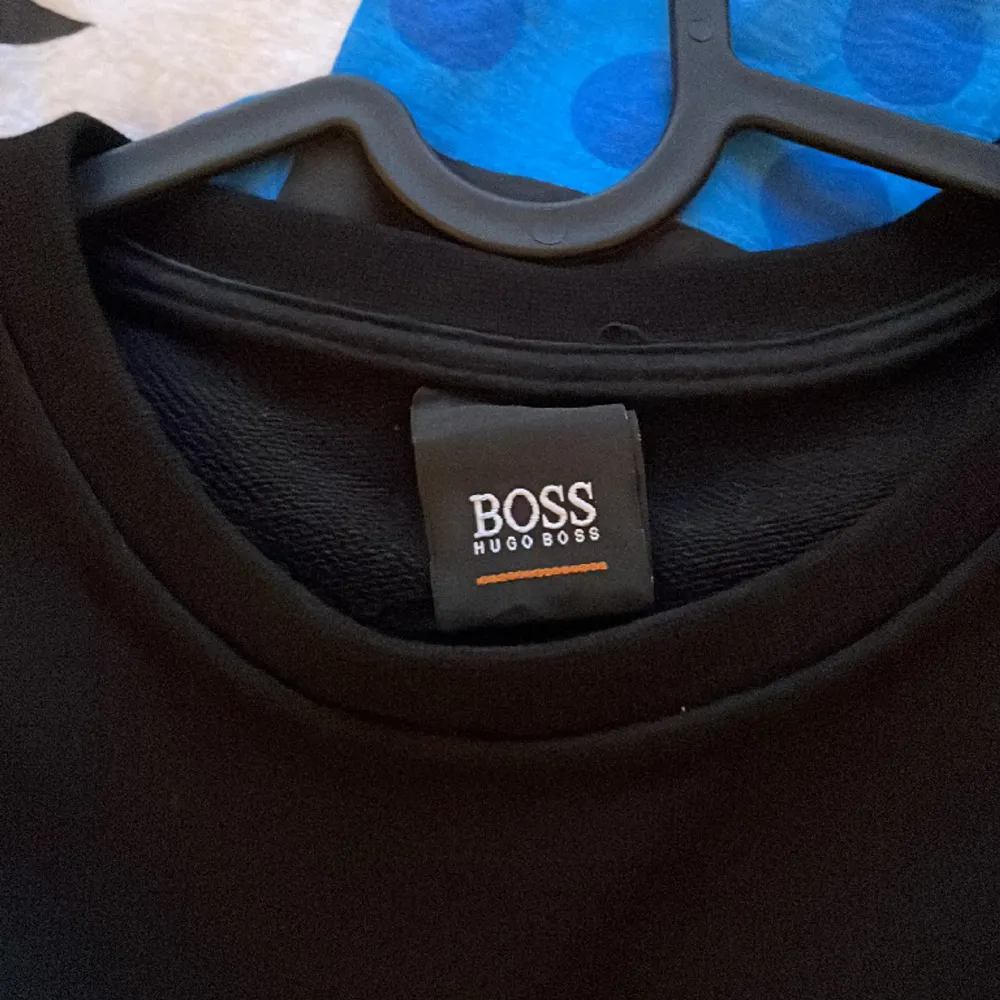 Hugo boss sweatshirt storlek S passar även M och den är i nyskick(oanvänd).. Hoodies.