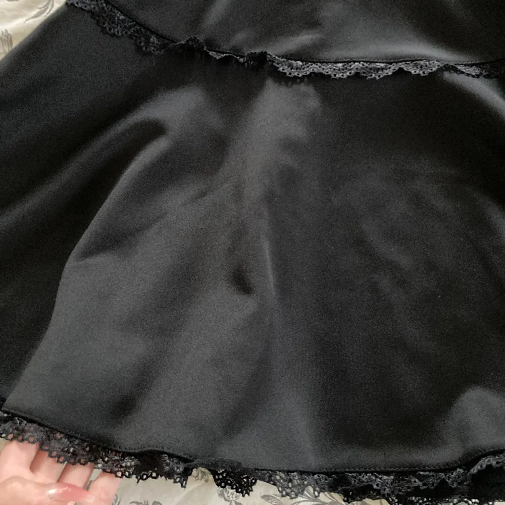 Söt kjol med spetsdetaljer jag köpte i USA för ca ~20$ Säljer då jag aldrig använt och nu byter stil 💕 Står SM men passar bättre på M enligt mig. Kjolar.