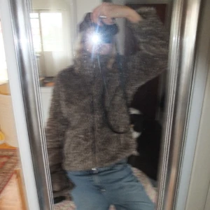 fuskpäls - Snygg fuskpäls i tynnre material vilket gör den perfekt nu till våren! Dragkedja fram, och även till fickorna