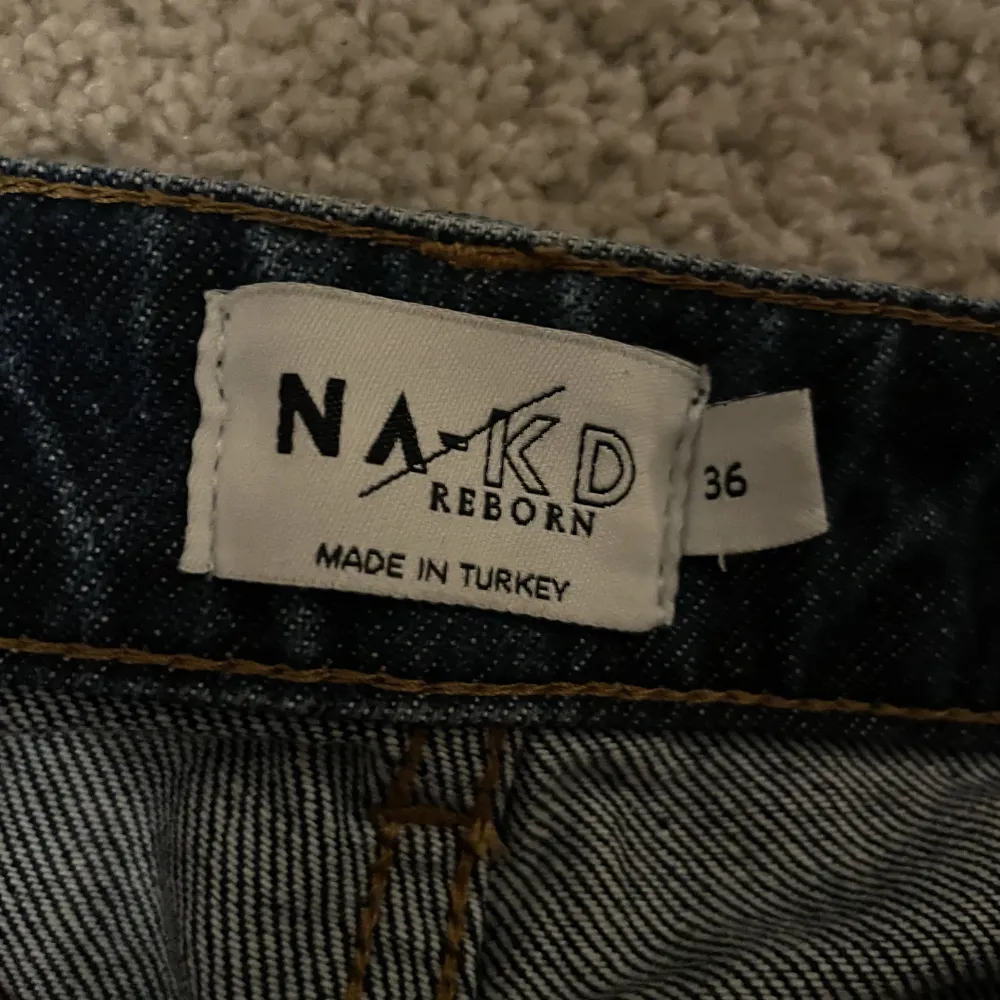 Mörkblå raka jeans från NA-KD i storlek 36. Uppsträttade längst ner, innebenslängden 83💙. Jeans & Byxor.