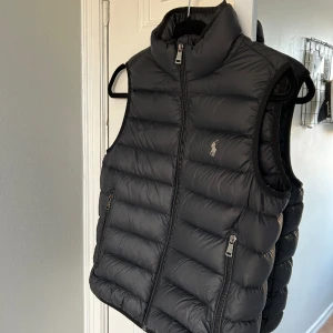 Säljer m - Säljer min väst pga av den inte kommer till användning.