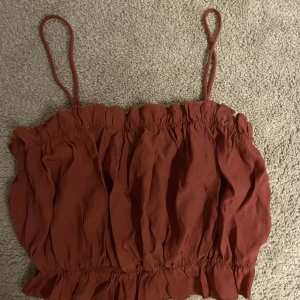 Topp - Söt liten topp i orange/röd färg! Storlek S 