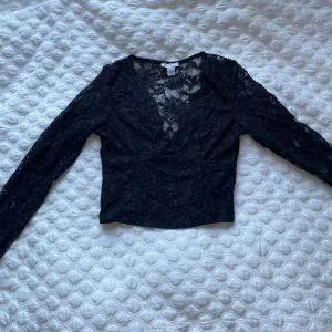 Spetstopp! - Jättesnygg spetstopp som jag aldrig använt! Den har täckande material vid byst och mage, resten är bara spets. V-ringad❣️ Passar perfekt till fest och allt! 