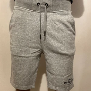 Peak performance shorts ny skick! - Peak performance shorts ny skick köpta på Åhléns city i sthlm mitt pris 450kr