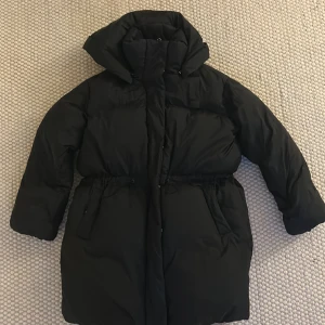 Vinterjacka  - Damjacka Levis Jätte bra skick, används Max 4 gånger. Säljes Pågrund av fel storlek.  Den är väldigt stor i storleken så den passar någon med storlek S/ eller en mindre M